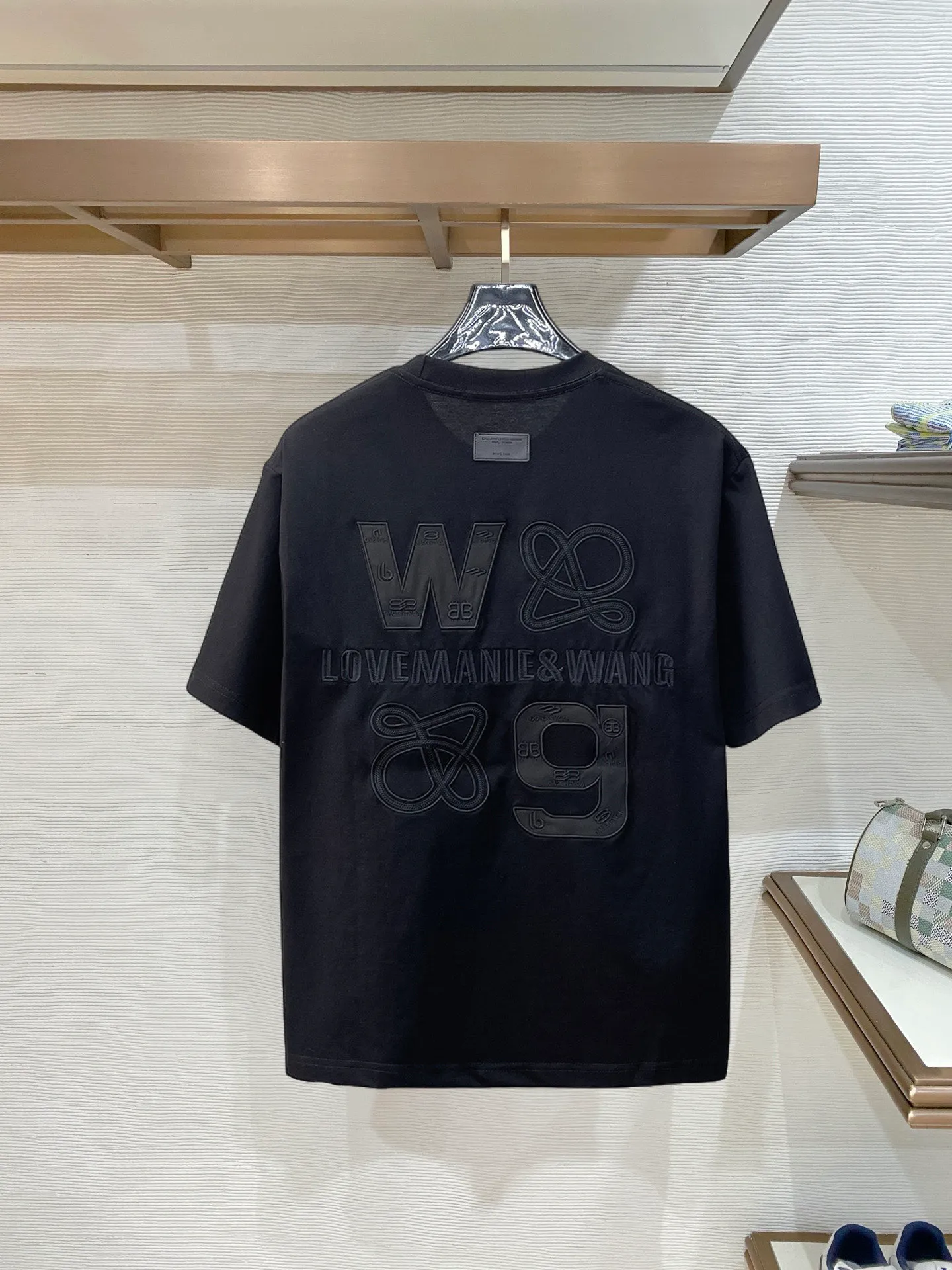 Balenciaga's high-end top-quality products 🐮2026 Spring and Summer New Arrival first counter, the latest New Arrival short-sleeved round neck T-shirt, Premium customized design, avant-garde and fashionable! Brand logo heavy craftsmanship design Premium customized 260g fabric. Soft to the touch. Comfortable to wear. Counter-level exquisite stitching. Fine workmanship. The upper body effect is incomparably handsome! A must-have item for men and women with the same style! Sizes: S~XXL When placing an order, please state your height and weight. The maximum wearing size is 210 pounds (one size larger)